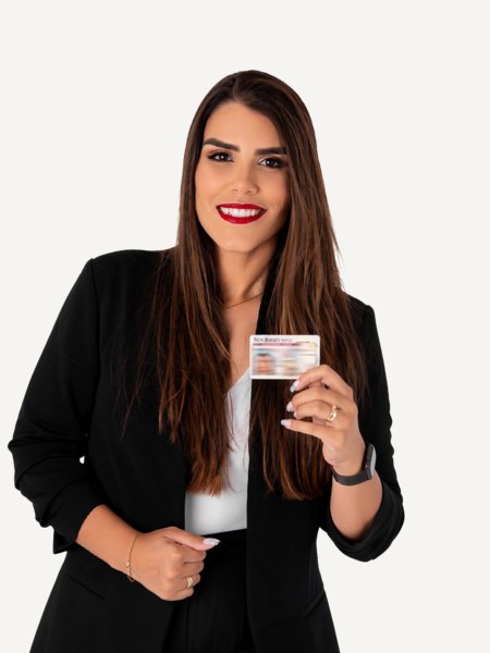 Larissa com a carteira de motorista de New Jersey
